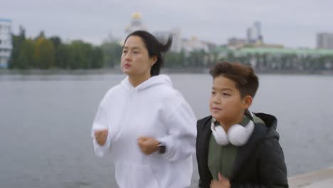 Asiatische-Frau-Joggen-mit-jungem-Sohn