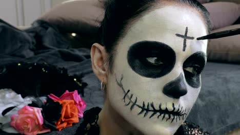 Frau-wenden-Tag-der-Toten-Make-up-für-Halloween-Party