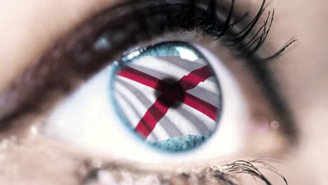 Frau-blaues-Auge-in-Nahaufnahme-mit-der-Flagge-von-Alabama-Staat-in-Iris,-vereinigte-Staaten-von-Amerika-mit-Windbewegung.-Videokonzept