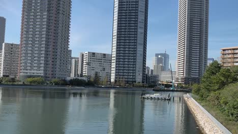 Vista-del-río-y-los-skycrapers-en-Tokio