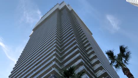 Die-kantigen-Wände-des-Wolkenkratzergebäudes-in-Tokio