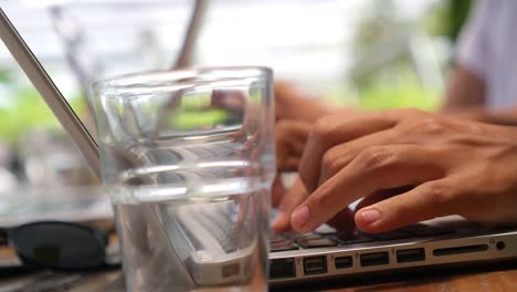 Weibliche-Hände-mit-Computer-Laptop-Eingabe-auf-der-Tastatur