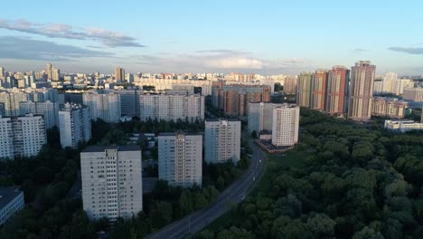 Luftaufnahme-eines-modernen-Gebäudes-aus-dem-Park-bei-Sonnenuntergang