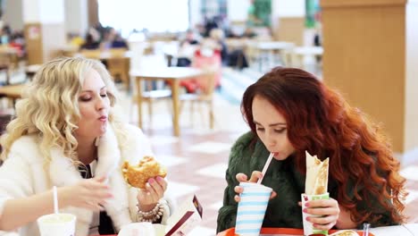 zwei-Frauen-essen-Junk-food