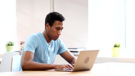 Hombre-negro-triste-malestar-por-la-pérdida,-trabajar-en-ordenador-portátil