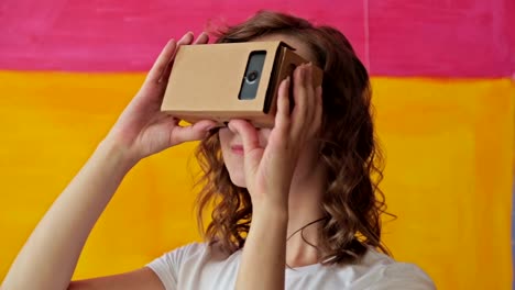 Lockiges-Mädchen-mit-Virtual-Reality-Brille