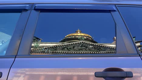 St.-isaac's-cathedral.-The-reflection-in-the-glass-of-the-car.-4K.