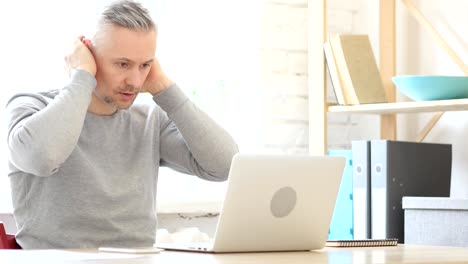 Fehler-und-verärgert-durch-Verlust,-Mann-mittleren-Alters-auf-Laptop