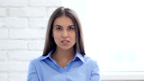 Retrato-de-mujer-gesticulando-frustración-y-la-ira