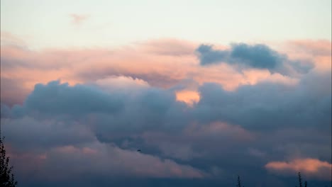 Schöne-Wolkengebilde-mit-großen-Wolken-und-Sonnenuntergang-hinter-der-Sonne-Strahlen