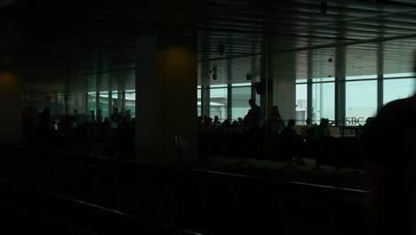 Singapur-Changi-Flughafen-Abfahrt-Hall-Travelator-Fahrt-voll-Panorama-4k-Filmmaterial