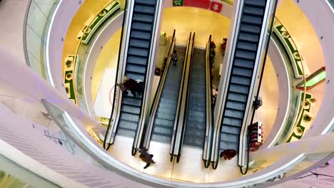 Time-lapse-of-people-on-an-escalator