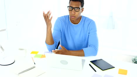 Hombre-afroamericano-enfadado-en-el-trabajo,-reaccionando-al-jefe