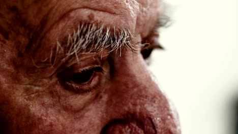traurig-und-nachdenklich-alten-Mannes-Augen-Portrait
