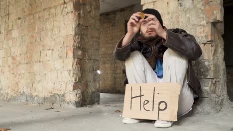 Homeless-views-bitcoin-and-put-it-into-pocket