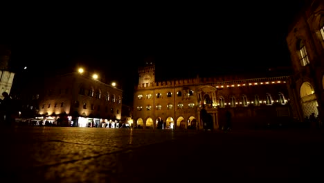 Las-personas-pasan-por-una-ciudad-de-noche-vieja,-Europa,-Praga