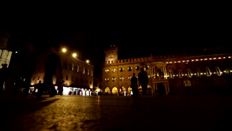 Menschen-gehen-durch-eine-alte-Nacht-Stadt,-Europa,-Prag