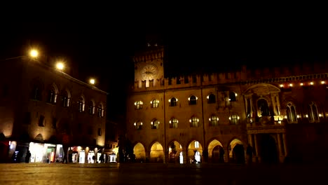 Menschen-gehen-durch-eine-alte-Nacht-Stadt,-Europa,-Prag,-Zeitraffer