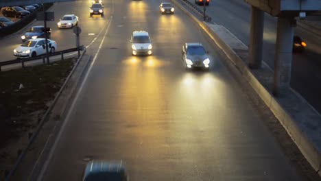 La-pista.-El-coche-va-en-el-camino