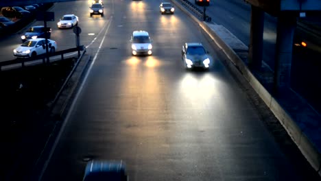 La-pista.-El-coche-va-en-el-camino