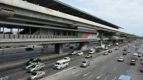 Traffic-road-near-MRT-Purple-Line-at-Bang-Pai-station-in-Nonthaburi,-Thailand