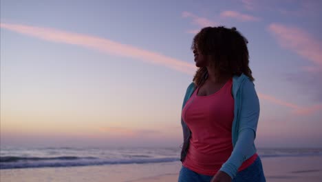 Afro-pelo-mujer-afroamericana-suave-entrenamiento-a-pie