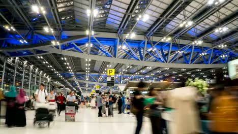 Zeitraffer-der-Touristen-in-Bangkok-Suvarnabhumi-Flughafen