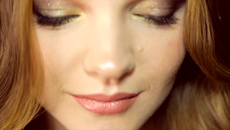 Lächelndes-Mädchen-mit-einem-leichten-Make-up.-Full-HD-video