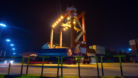 Bahía-industrial-de-noche-iluminado-shenzhen-ciudad-trabajo-puerto-grúas-panorama-4k-china-de-lapso-de-tiempo