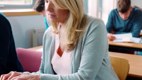 Mujer-en-la-Universidad,-asistir-a-clase-de-educación-para-adultos-madura