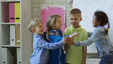 Multi-ethnischen-Kinder-spielen-im-Klassenzimmer