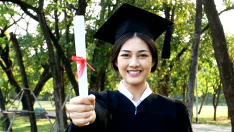 Junge-asiatische-Frau-Schüler-mit-Abitur-Hut-und-Kleid,-Garten-Hintergrund,-Frau-mit-Graduierung-Konzept.