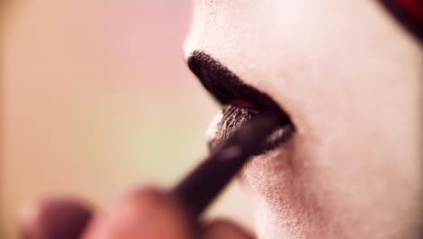 El-artista-de-maquillaje-aplicando-color-negro-en-los-labios