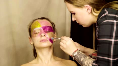 Gesicht-Kunst.-Die-Make-up-Künstler-Malerei