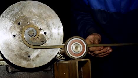 Trabajador-de-sexo-masculino-dobla-la-varilla-de-Metal-en-la-máquina