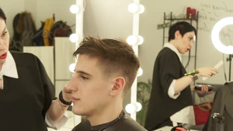 Barber-lo-masculino-corte-de-cabello-con-máquina-de-afeitar-eléctrica-en-peluquería.-Peluquería-Corte-de-pelo-de-cerca-con-la-máquina-del-pelo-en-estudio.-Peluquería-de-hombre-con-máquina-de-afeitar-eléctrica