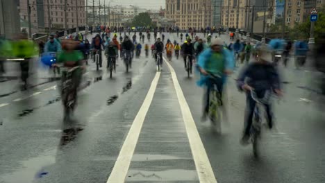 Parade-der-Radfahrer,-Biker,-trotz-des-schlechten-Wetters,-Zeitraffer