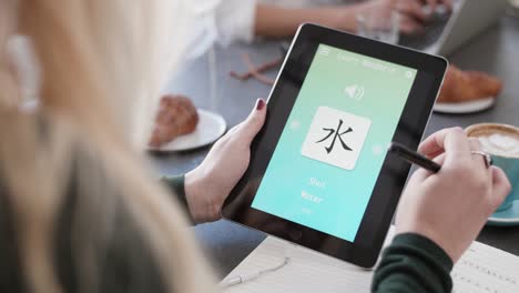 Frau-mit-Fremdsprache-lernen-chinesische-Handy-app