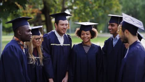 glückliche-Schüler-in-Mörtel-Boards-mit-Händen-an-der-Spitze