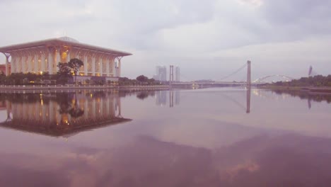 Mezquita-de-hierro-en-Putrajaya-una-hermosa-vista-al-amanecer,-Kuala-Lumpur,-Malasia