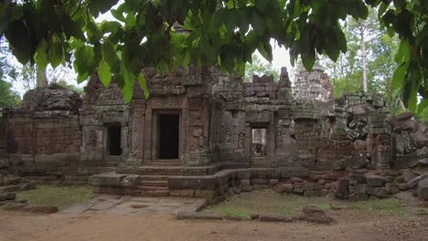 CLOSE-UP:-Atemberaubender-Blick-auf-die-zerfallenden-Ruinen-der-Tempelanlage-Angkor-Wat.