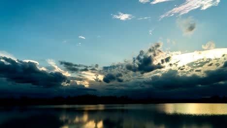 Timelapse-colorido-dramático-cielo-con-nubes-al-atardecer.