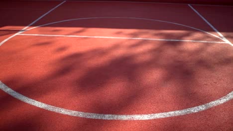 Streetball-Court-mit-weißen-Linien-auf-rotem-Hintergrund