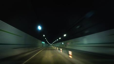 Movimiento-de-velocidad-en-el-túnel-del-camino