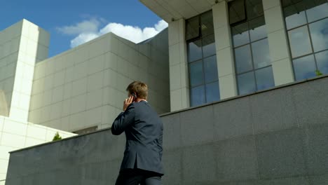 Junger-Geschäftsmann,-telefonieren,-treffen,-erfolgreiche-und-selbstbewusste