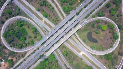 Luftbild-Draufsicht-der-Schnellstraße,-Autobahn-und-Landstraße-im-Detail-der-Kreuzung