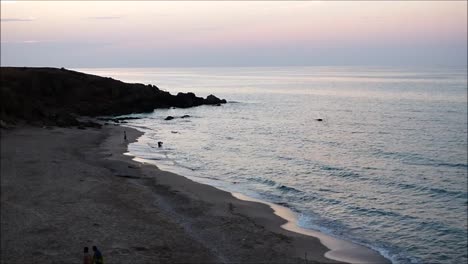 Niños-jugando-en-el-mar-al-atardecer