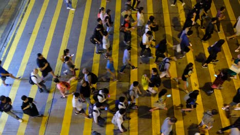 Beschäftigt-Fußgängerüberweg-in-Hong-Kong-bei-Nacht