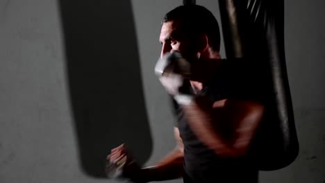 Hombre-barbudo-boxeador-ejercicio-de-boxeo-de-la-sombra.