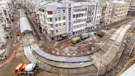 Obras-de-hormigón-para-construcción-de-mantenimiento-de-carreteras-con-muchos-trabajadores-y-mezclador-timelapse